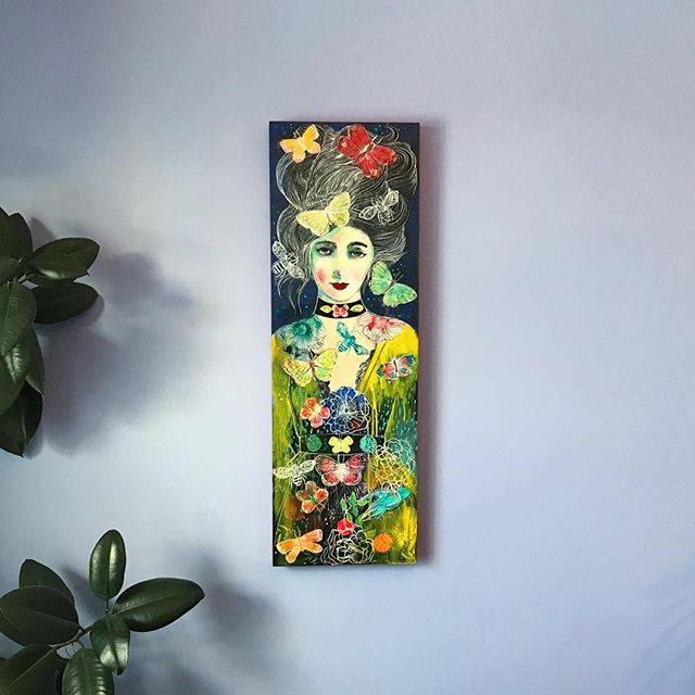 #day24 This is the 2nd of Maria Pace-Wynters' work that we have. I loved the colour and style when L first bought it, but when she painted the kitchen wall blue and hung the art, the whole experience was transformed. I doubt we will ever move it again. I am rooted but I flow mixed media — Maria Pace-Wynters @mpwynters #31daysofart #art #artists #artwork #beautiful #yeg #yegartist #femalefigure #painting #mixedmedia #artinourhouse